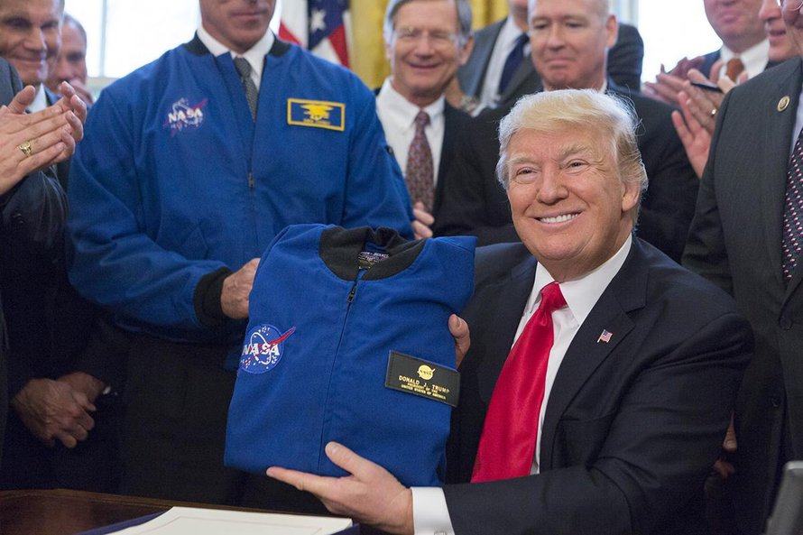 Tutkijan mielestä presidentti Donald Trumpkaan ei vaikuta tietävän paljon, vaikka laukookin vankasti mielipiteitään. Kuva: <span class="photographer">Paul D. Williams/The White House</span>