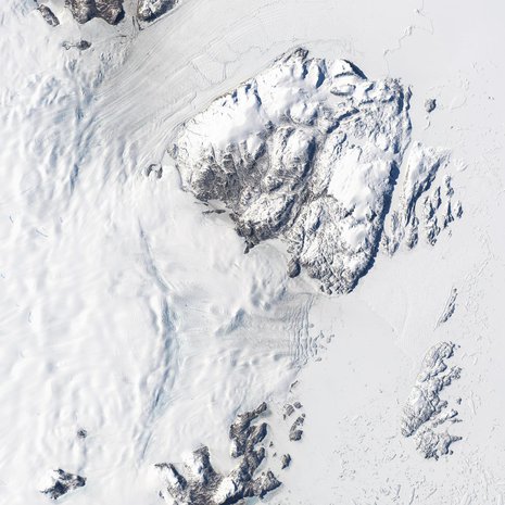 Nioghalvfjerdsfjorden ja Zachariæ Isstrøm vuotavat Atlanttiin. Jäävirroista ylempi kuuluu Nioghalvfjerdsfjordeniin, alempi Zachariæ Isstrømiin. Jäätiköiden vihollinen on sama kuin Etelämantereella: lämpenevä meri. Kuva: <span class="photographer">Nasa / USGS</span>