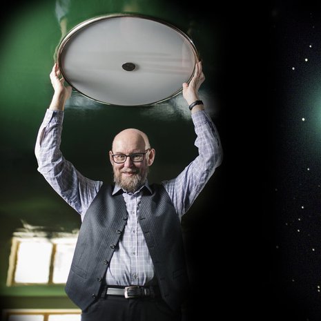 Suomen tunnetuin tutkija on avaruustähtitieteen emeritusprofessori Esko Valtaoja – ja kiinnostus avaruustutkimukseen on historiallisessa huipussaan. Kuva: <span class="photographer">Sanoma-arkisto ja Nasa: </span>