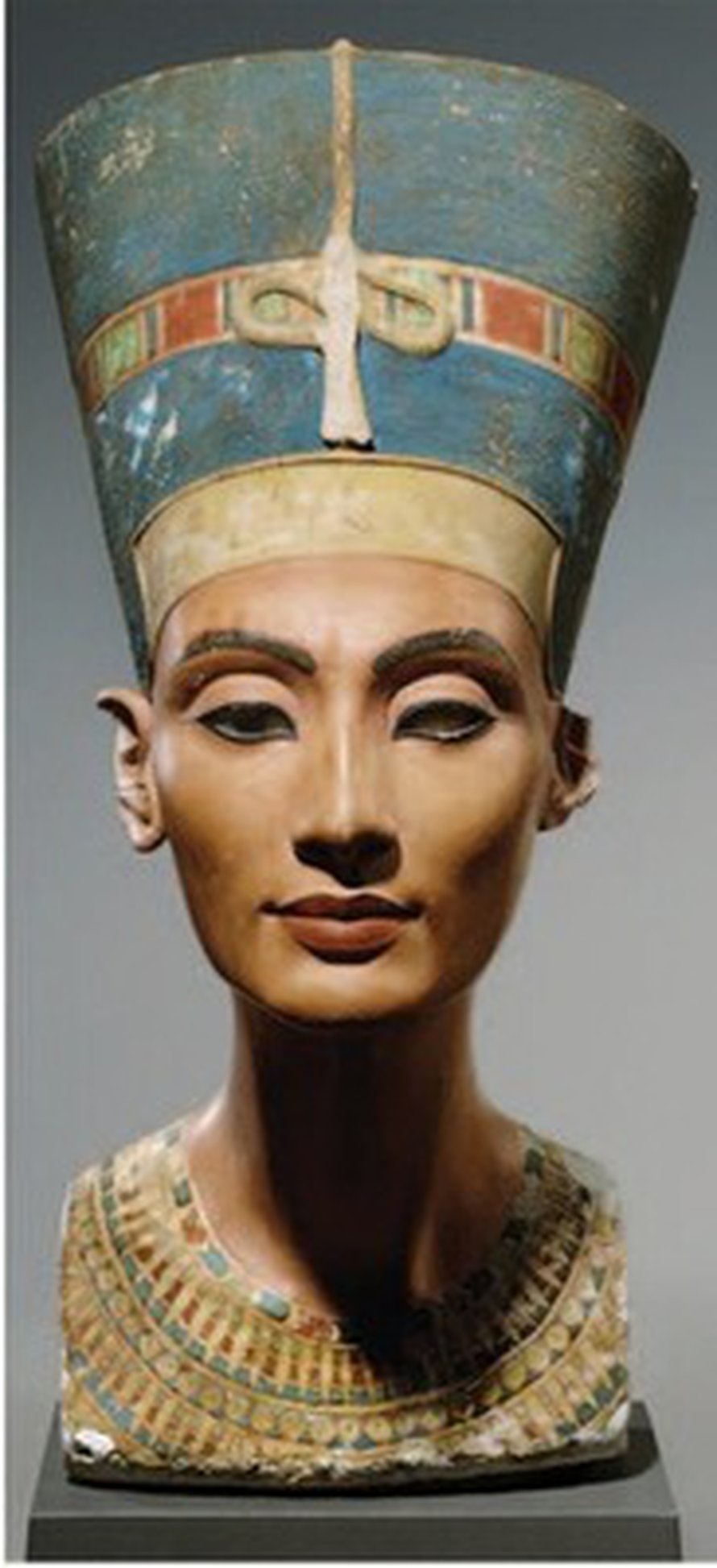 Berliinin egyptiläisen taiteen museon kuuluisan Neferetitin veisti luultavasti kuvanveistäjä Thutmosis, sillä se löytyi tämän työpajan kaivauksista 1912. Kuva: <span class="photographer">Radiological Society of North America</span>