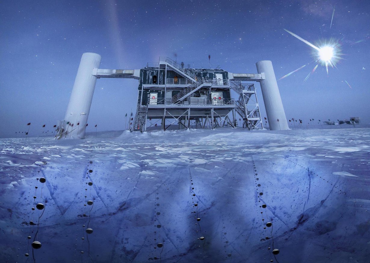 Neutriino-observatorio Icecube on Etelämantereella maantieteellisellä etelänavalla. Se koostuu pitkistä ilmaisimista, jotka on upotettu pystysuoraan syvälle mannerjäähän. Kuva: NATIONAL SCIENCE FOUNDATION