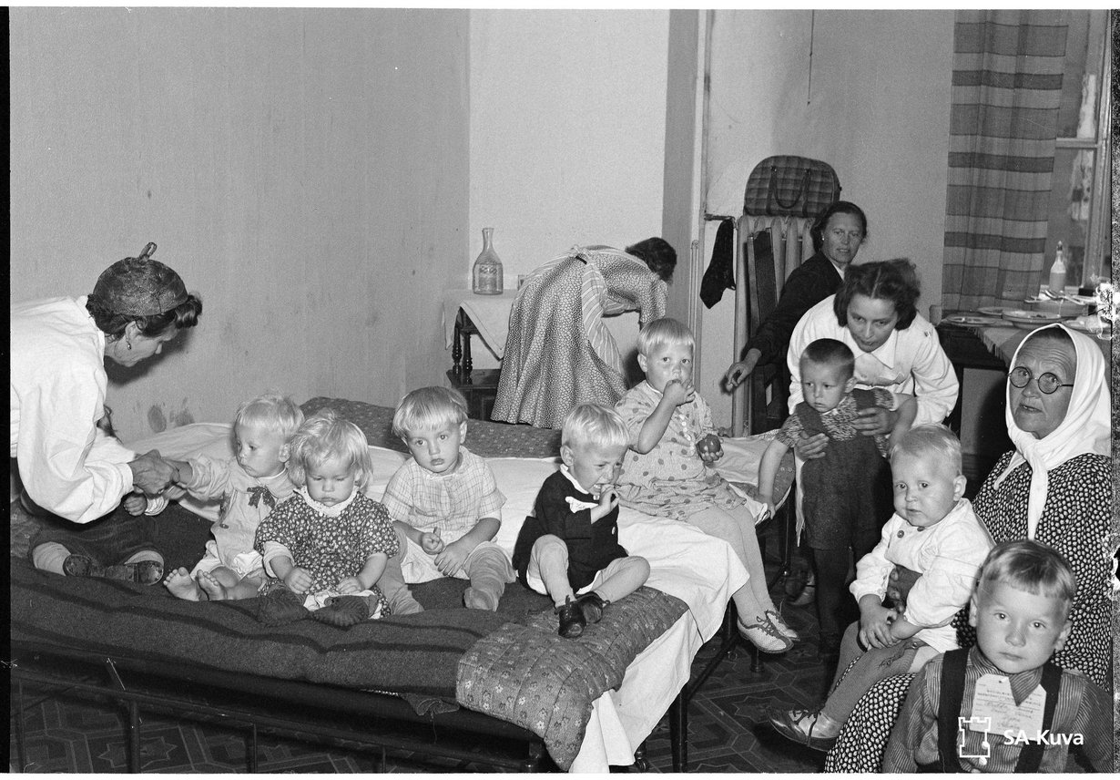 Lapset odottavat lähtöä Ruotsiin vuonna 1943. Kaikkiaan 80
000 suomalaislasta evakuoitiin sodan aikana lähinnä Ruotsiin. Kuva: Kersantti N. Verronen/SA-kuva