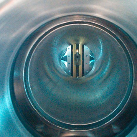 Tällaisella tyhjiökammiolla selviää elektronin muoto. Kuva: <span class="photographer">B. R. O'Leary / ACME Collaboration</span>