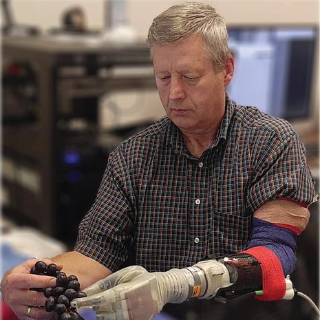 Keven Walgamott voi poimia siististi rypäleen kerrallaan. Kuva: <span class="photographer">University of Utah Center for Neural Interfaces</span>