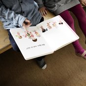 Sanasto kehittyy enemmän isosiskon kuin -veljen vaikutuspiirissä. Kuva: <span class="photographer">Heidi Piiroinen / HS</span>