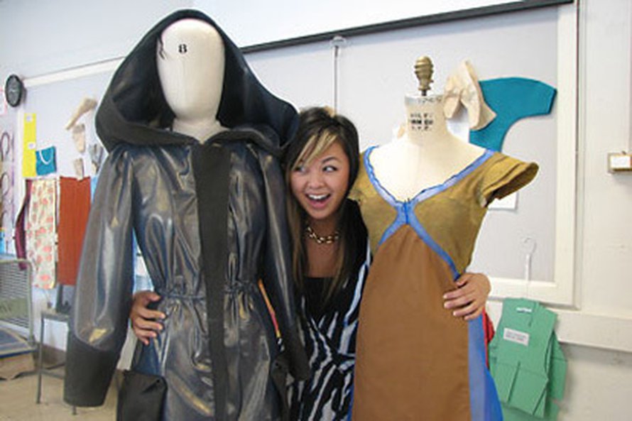 Olivia Ong ja terveysvaikutteiset vaatteet. Kuva: <span class="photographer">Anne Ju/Cornell Chronicle</span>