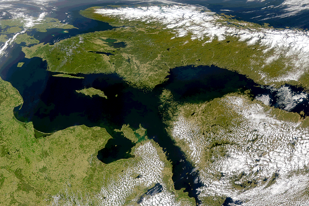Paikoin petollisen kaunista. Suomenlahti säästyi myrkyiltä, mutta keskisellä Itämerellä ammuksia ruostuu puhki ja veteen vapautuu taistelukaasuja. Kuva: Nasa