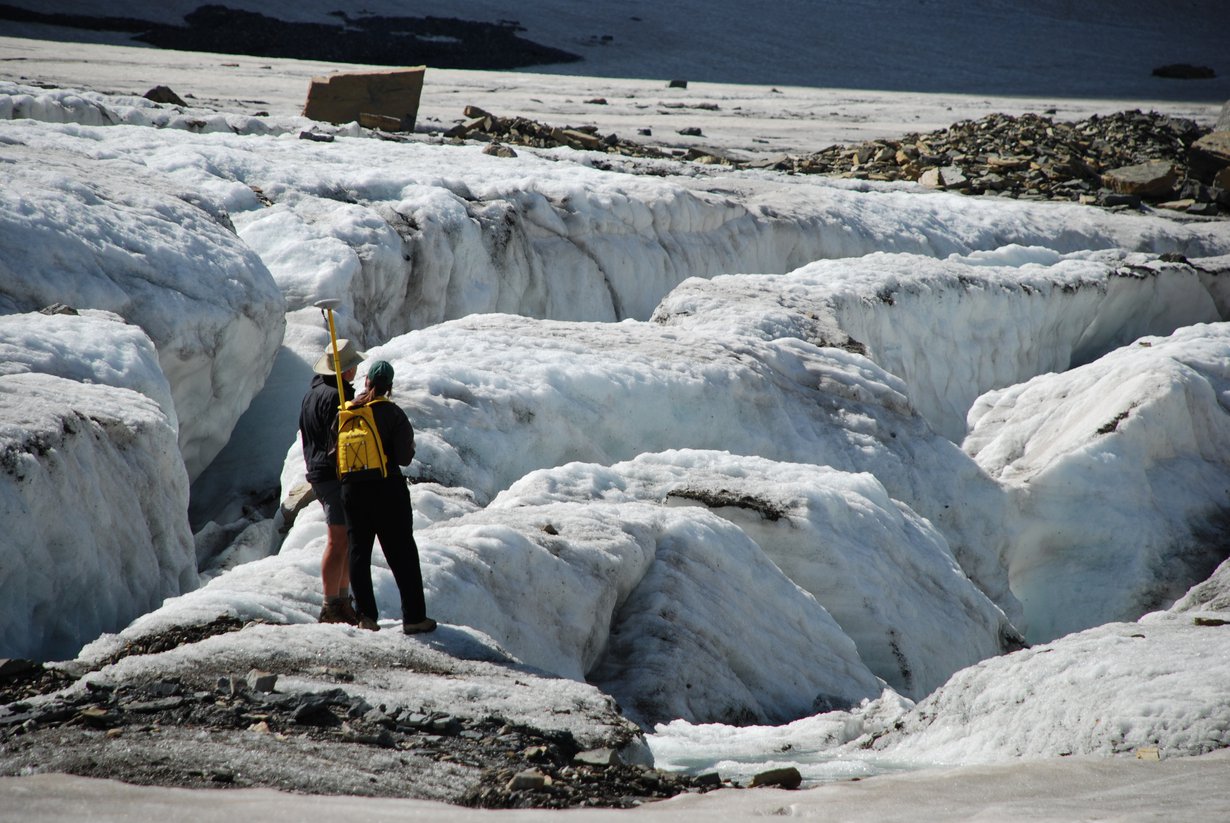 Geologit tutkivat sulavaa jäätikköä. Kuva: USGS, Wikimedia Commons