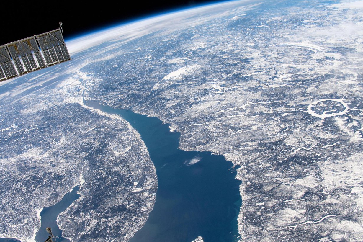 Manicouaganin törmäyskraatteri Kanadan Quebecissa erottuu pyöreänä muodostelmana satelliittikuvan oikeassa laidassa. Kuva: Kansainvälinen avaruusasema