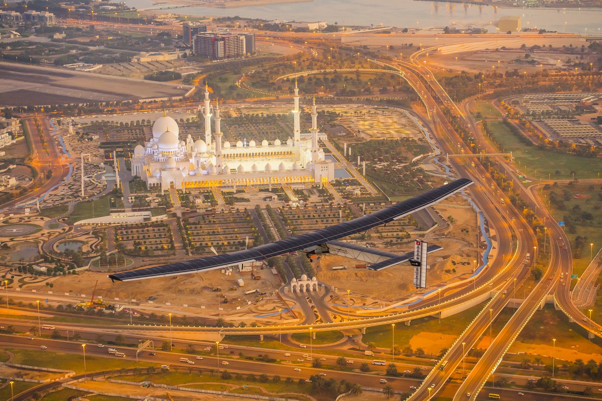 Pelkällä aurinkoenergialla lentävä Solar Impulse 2 -kone surraa Abu Dhabin yllä. Kone lähtee sieltä pian lentämään maailman ympäri. Kuva: Solar Impulse