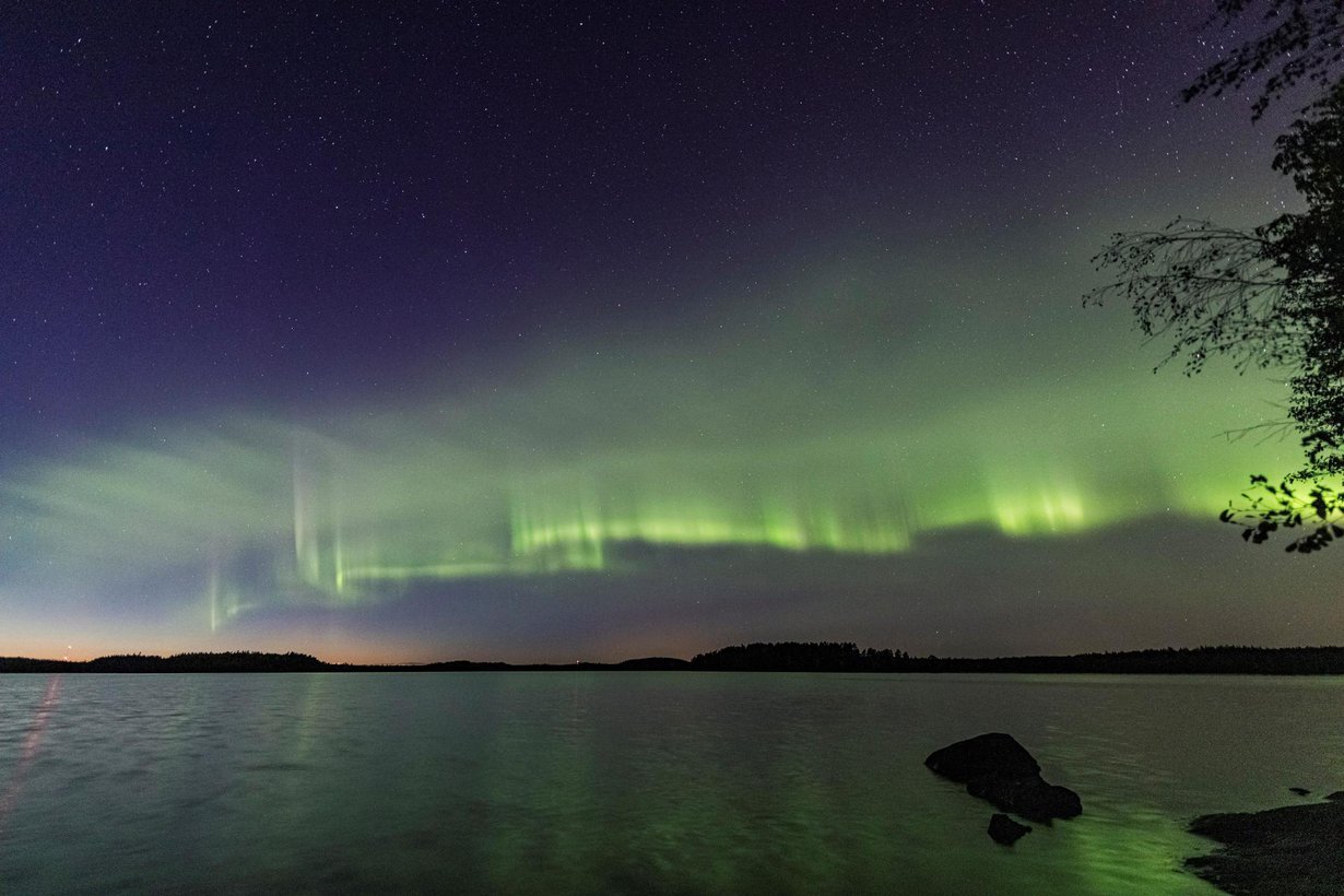 Tähtitieteen harrastajakuvaaja Kari Saari kuvasi revontulten dyyni-ilmiön syksyllä 2018 Savojärvellä Varsinais-Suomessa. Raidallinen harso muistuttaa dyynejä hiekkarannalla. Siitä ilmiön nimi.