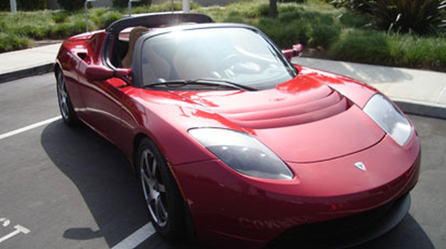 Sähköautoissa uudet nopeasti ladattavat akut olisivat erityisen hyödyllisiä. Kuvassa Tesla Roadster. (<A HREF=http://en.wikipedia.org/wiki/File:TeslaRoadster-front.jpg>Wikimedia Commons</A>)