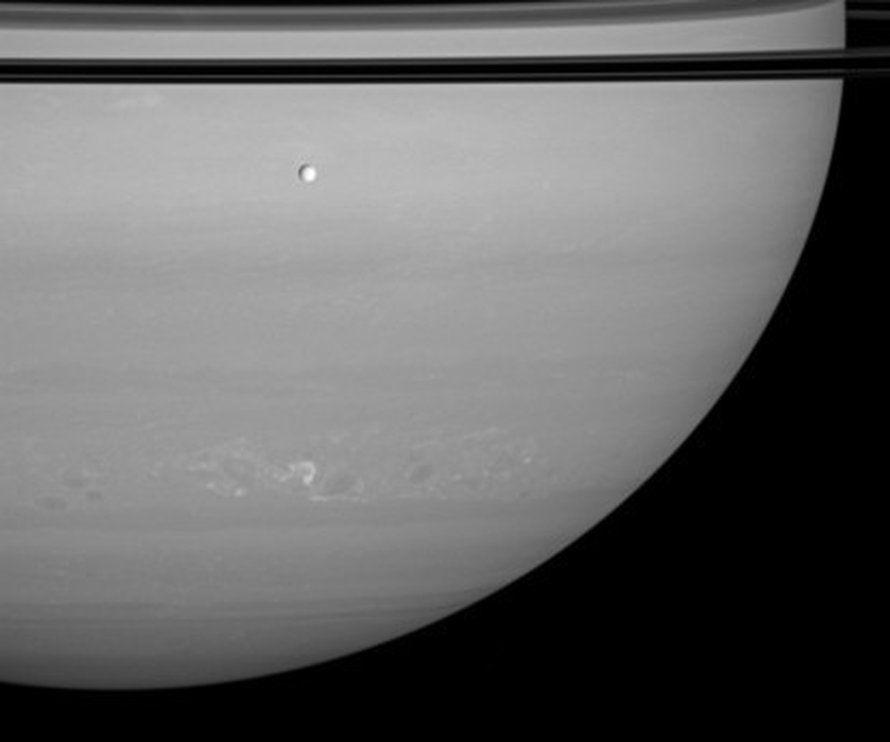 Saturnuksen supermyrskyissä myrskykeskuksen halkaisija on tuhansia kilometrejä. Kuva: <span class="photographer">NASA/JPL/Space Science Institut</span>