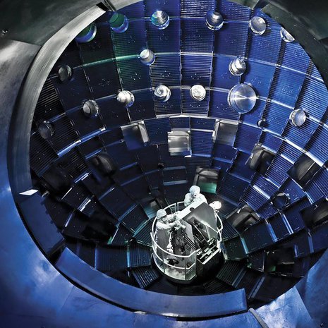Tässä kammiossa vetypelletti tuotti laserien avulla enemmän energiaa kuin fuusiokokeissa koskaan aiemmin. Kuva: <span class="photographer">Lawrence Livermore National Laboratory</span>