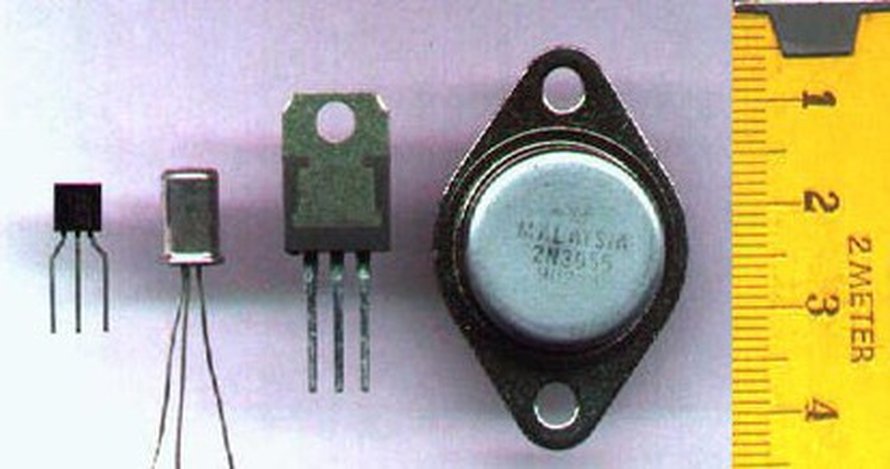 Perinteiset transistorit olivat vielä silmin havaittavia komponentteja. Kuva: <span class="photographer"><A HREF=http://en.wikipedia.org/wiki/File:Transistor-photo.JPG>Wikimedia Commons</A>.</span>