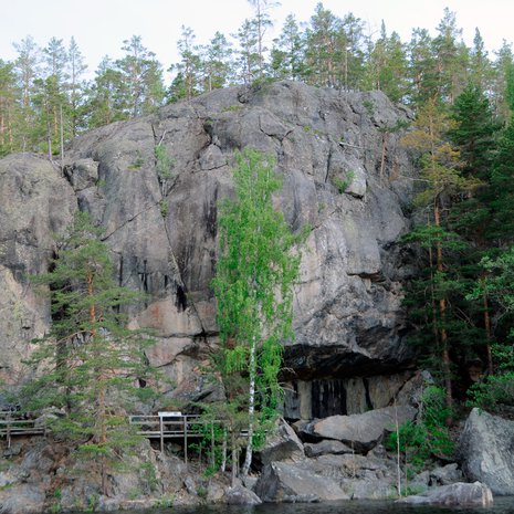 Astuvansalmen maalauskallion muodoista syntyvät ihmiskasvot. Ei ihme, että sitä pidettiin henkiolentojen kotina. Kuva: <span class="photographer">Antti Lahelma</span>