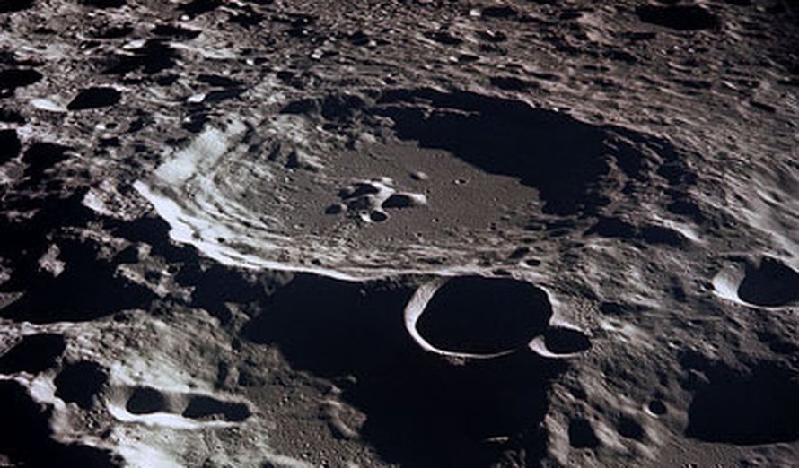 Asteroidien jättämät kraaterit näkyvät edelleen Kuussa. <A HREF=http://en.wikipedia.org/wiki/File:Moon-craters.jpg>Kuva: <span class="photographer">Wikimedia Commons</A></span>