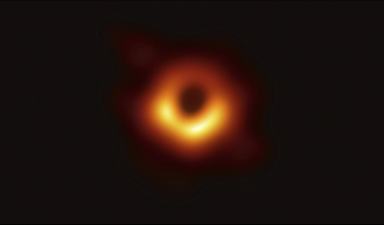 Tältä se näyttää. Kuva: The Event Horizon Telescope