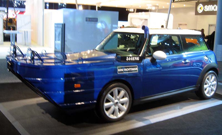 Aprillipila vuodelta 2012: New Yorkin kansainvälisillä automessuilla esiteltiin merikelpoinen Mini Yachtsman -auto. (kuva: Wikimedia Commons)
