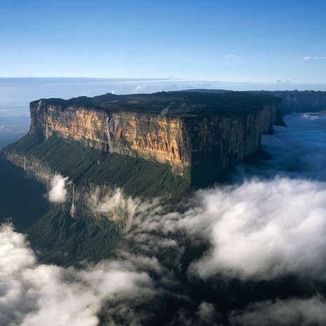 Roraima kohoaa korkeuksiin keskellä pilvihuntua. Sen kutovat alarinteen vehreiden metsien vesihöyryt. Kuva: <span class="photographer">Getty Images</span>