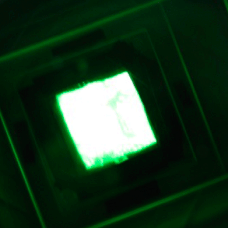 Nanoputkivalaisimen prototyyppi on litteä paneeli, jonka valoalueella eli keskusneliöllä on kokoa 1,5 x 1,5 senttimetriä. Kuva: <span class="photographer">Norihiro Shimoi / Tohuku University</span>