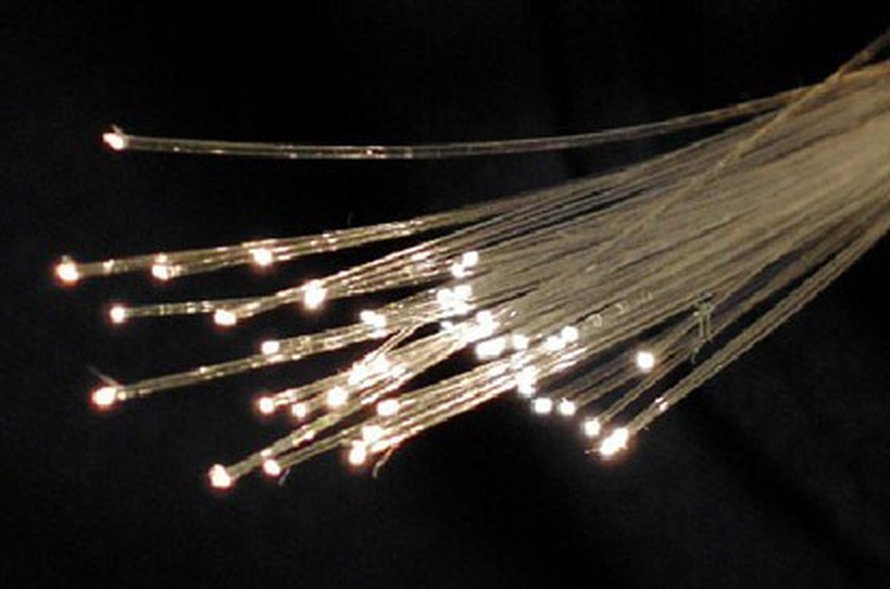 Optista kuitua. Kuva: <span class="photographer"><A HREF=http://en.wikipedia.org/wiki/File:Fibreoptic.jpg>Wikimedia Commons</A></span>
