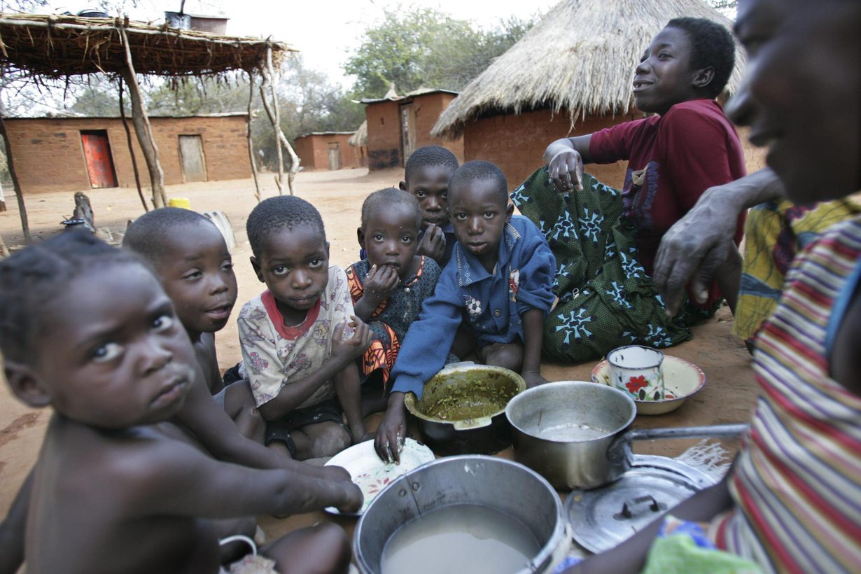 Afrikkalainen perhe ruokailee kylässään Sambesijoen rannalla. Kuva: Tea Karvinen