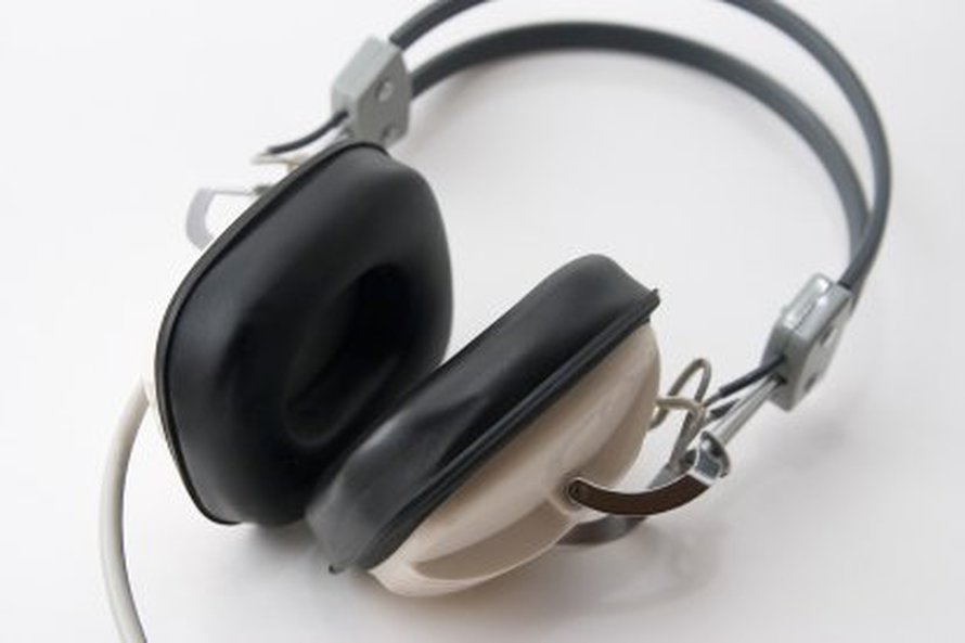 Nuoret saattavat kuunnella rivoja sanoituksia toistakymmentä tuntia viikossa. Kuva: <span class="photographer"><A HREF=http://en.wikipedia.org/wiki/File:Headphones_1.jpg>Wikimedia Commons</A></span>