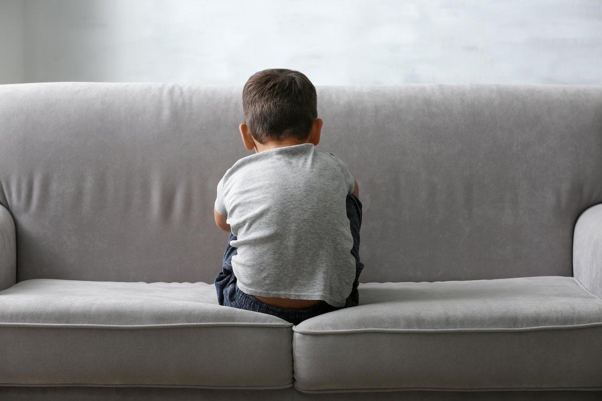 Autismin kirjon lapsi jää syrjään muiden leikeistä mahdollisesti siitä syystä, että seura ei tuota hänelle aivojen motivaatiojärjestelmässä samanlaista palkintoa kuin muilla lapsilla. Kuva: Shutterstock