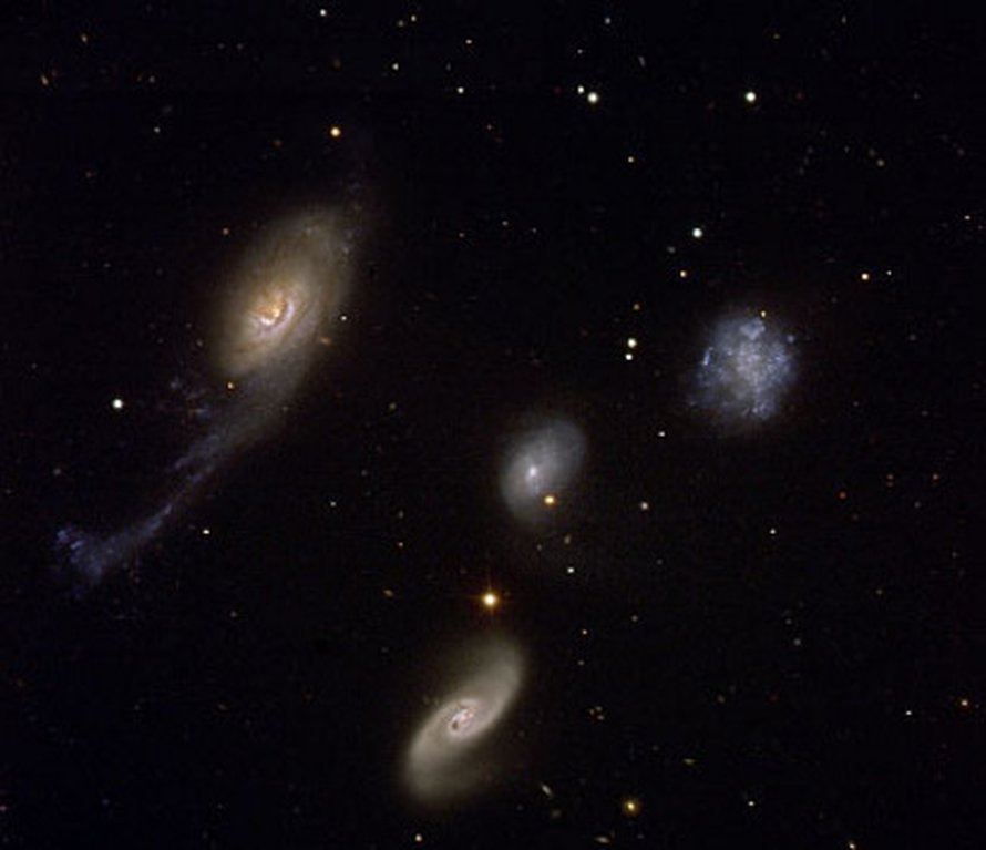 Revennys galaksi oikealla (Kuva: <span class="photographer">Eso).</span>
