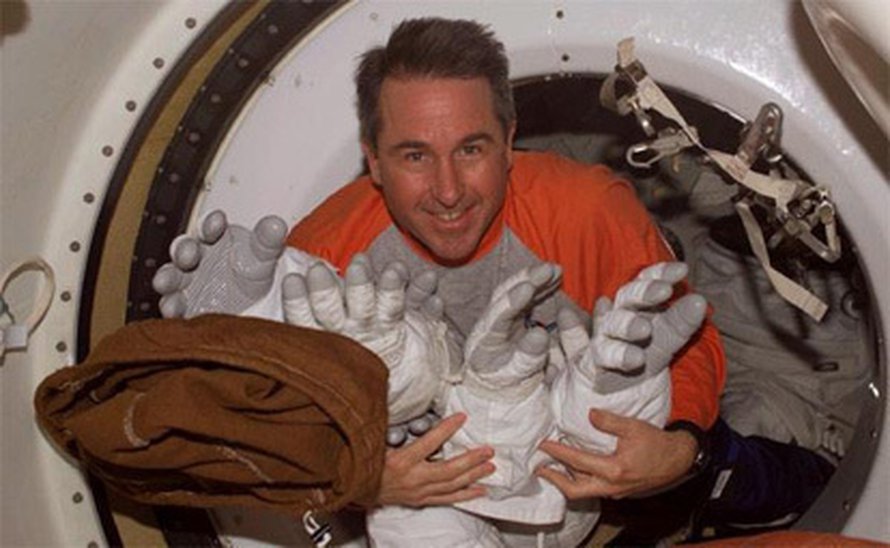 Steve Robinson Kansainvälisellä avaruusasemalla 2005. Kuva: <span class="photographer">NASA</span>