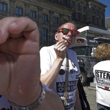 Amsterdamissa osoitetiin polttelemalla mieltä kannabiksen puolesta vuonna 2012. Kuva: <span class="photographer">Juha Roininen / EUP-IMAGES</span>