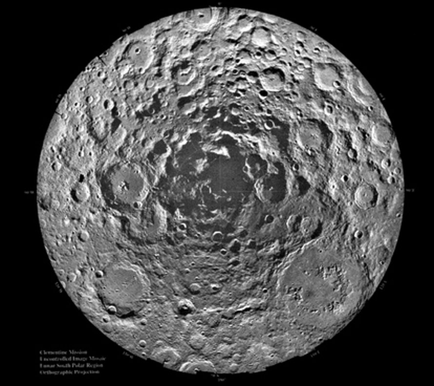 Clementine-luotaimen kuva Kuun eteläiseltä navalta. Kuva: <span class="photographer">NASA</span>