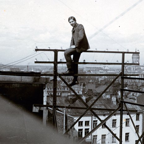 1906 elämä hymyili. Tekniikkafriikillä oli hyvä teknikon paikka tulevaisuuden alalla Helsingin puhelinyhdistyksessä. Kuva: <span class="photographer">Peter Tigerstedtin kotialbumi</span>