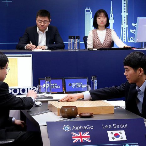 Go-pelin huippuihin kuuluva Lee Sedol (oik.) hävisi tekoälyohjelmalle Etelä-Korean Soulissa pidetyssä viisisosaisessa ottelussa. Kuva: <span class="photographer">Yonhap / Reuters</span>