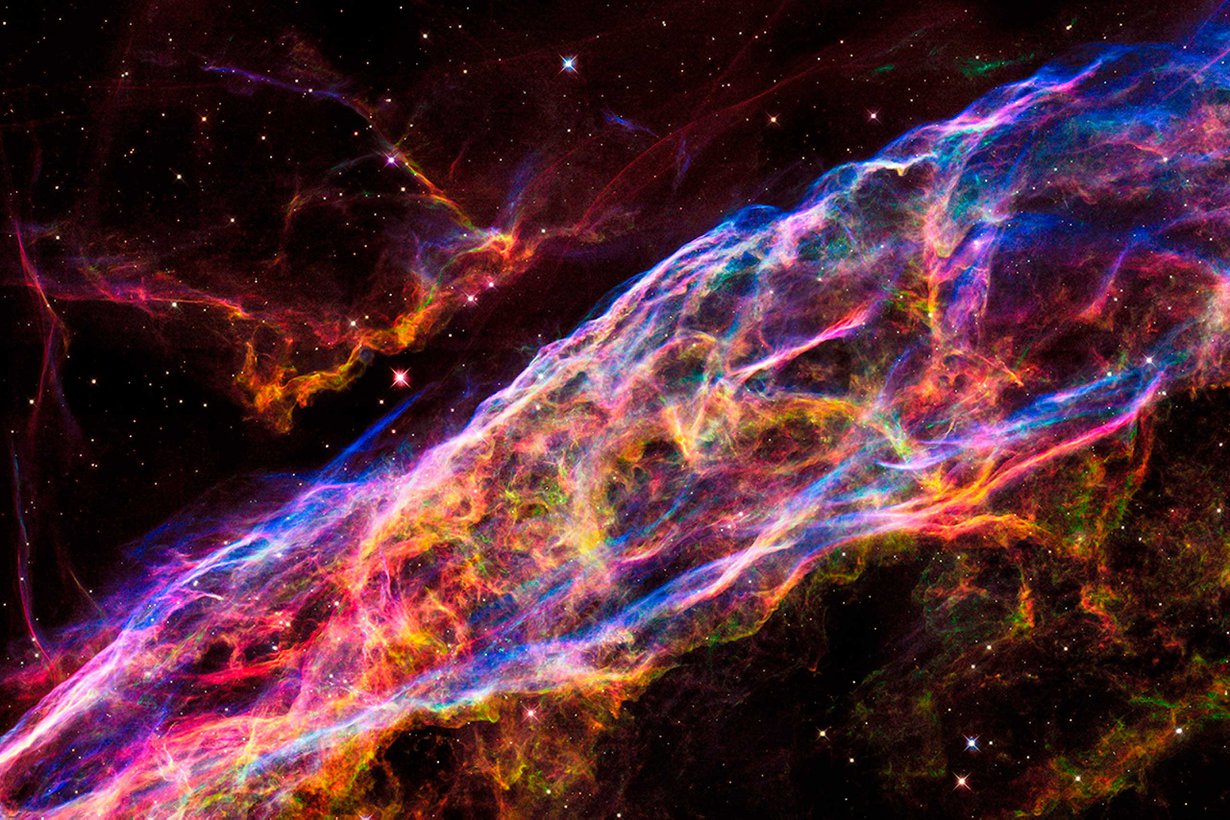 Supernovaräjähdyksessä syntyneen Cassiopeia A:n värit kertovat alkuaineista. Punainen on piitä, keltainen rikkiä, violetti rautaa. Kuva: Nasa/Chandra X-ray Observatory