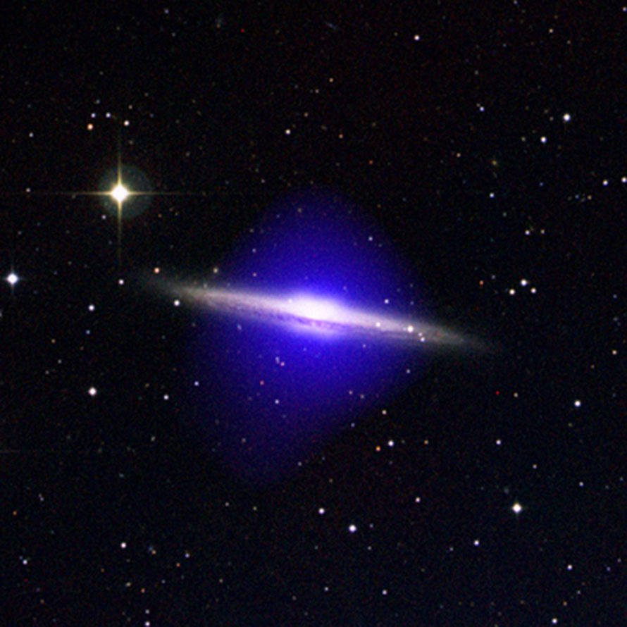 Galaksien pimeä aine on niitä ympäröivässä halossa, joka on kuvassa sininen. Kuva: <span class="photographer">NASA/CXC/U.Copenhagen ja K.Pedersen</span>