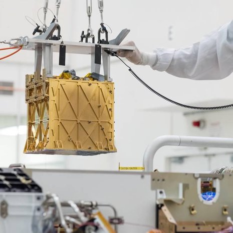 Happea tuottavaa Moxieta siirrettiin puhdastilassa Kaliforniassa viime vuonna. Se pakattiin osaksi mönkijä Perseverancea ja matkalle Marsiin. Kuva: <span class="photographer">Nasa</span>