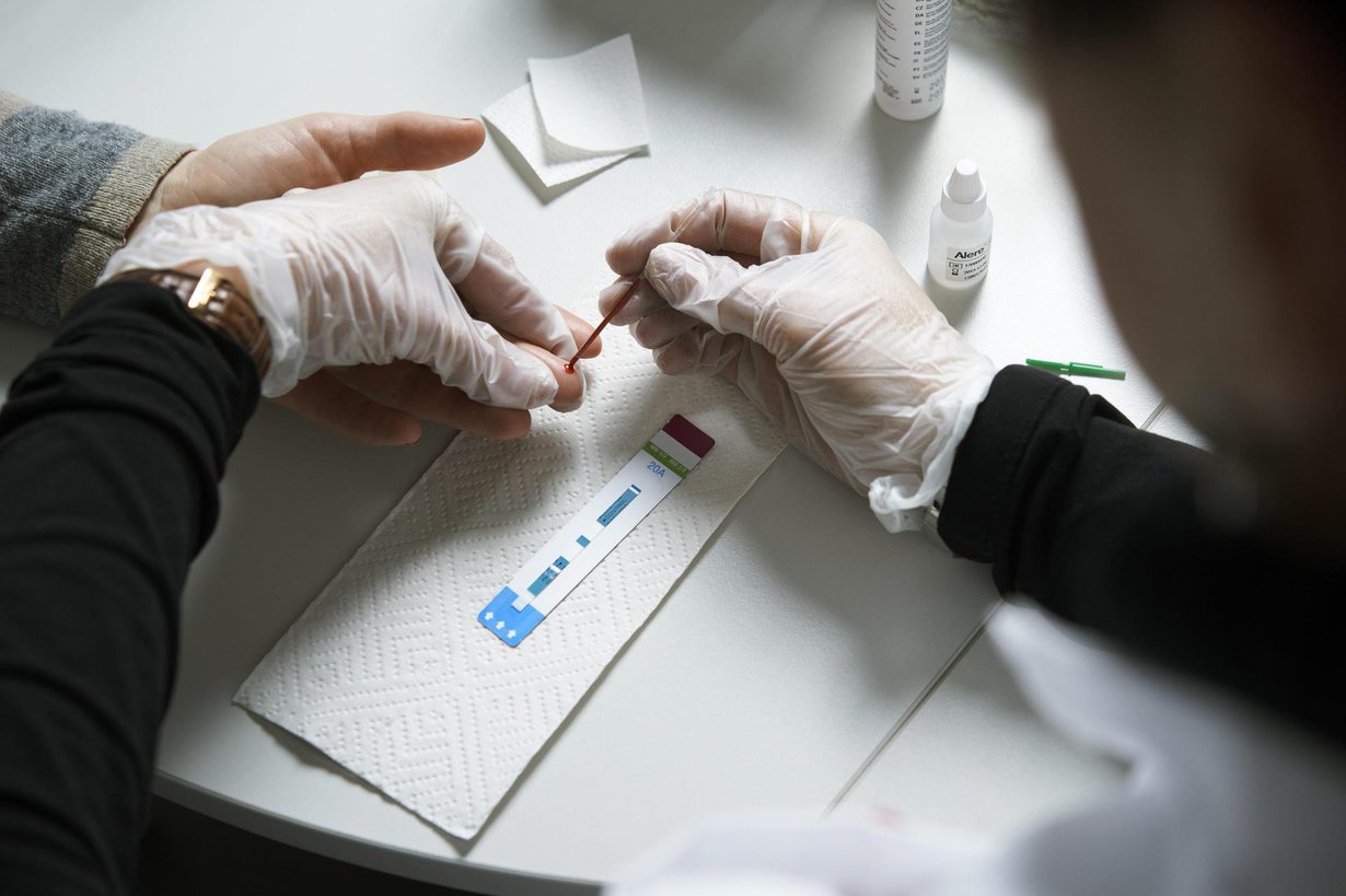 Verinäytettä otetaan hiv-testiin. Kuva: Kimmo Räisänen