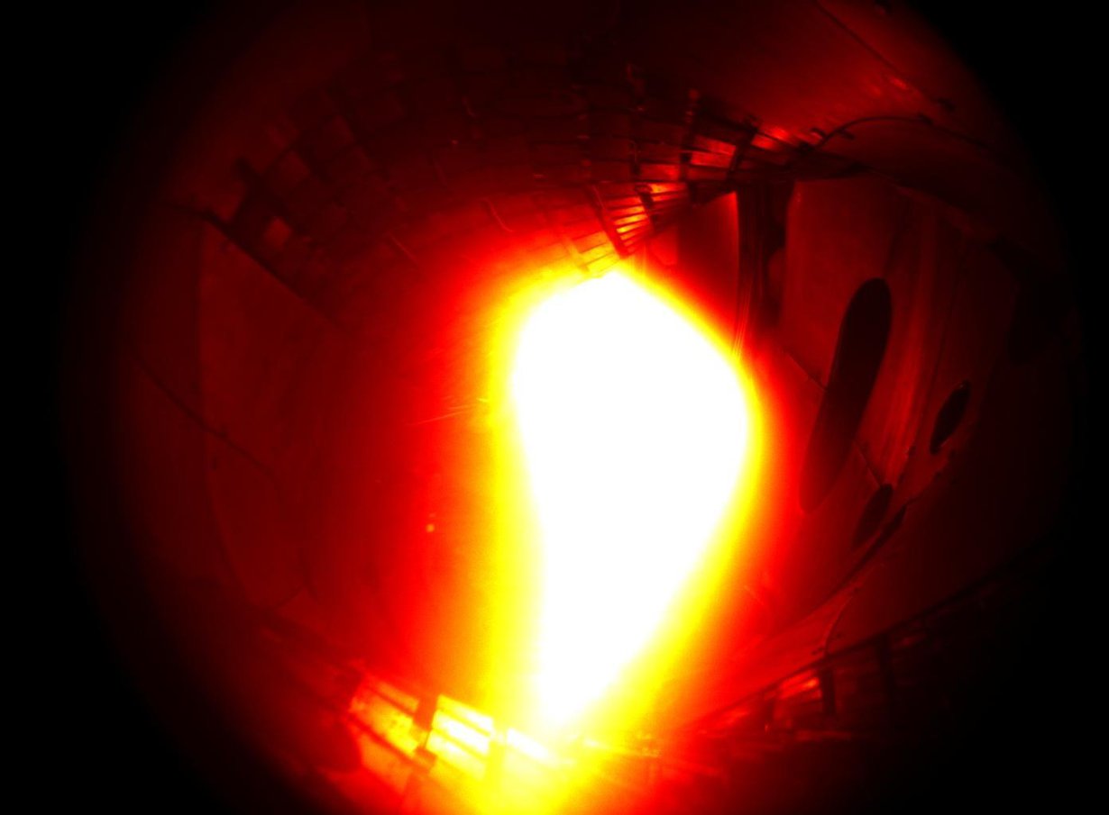 Heliumplasma hehkui stellaraattorissa joulukuun alussa. Kuva: Max-Planck-Institut für Plasmaphysik