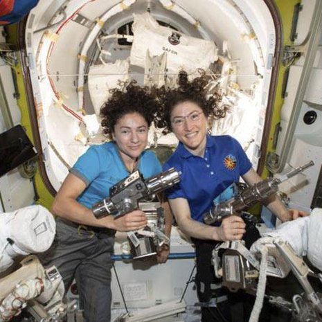 Astuuko jompi kumpi heistä ensimmäisenä naisena Kuuhun? Astronautit Jessica Meir (vas.) ja Christina Koch avaruusasemalla lokakuussa 2019. Kuva: <span class="photographer">Nasa</span>