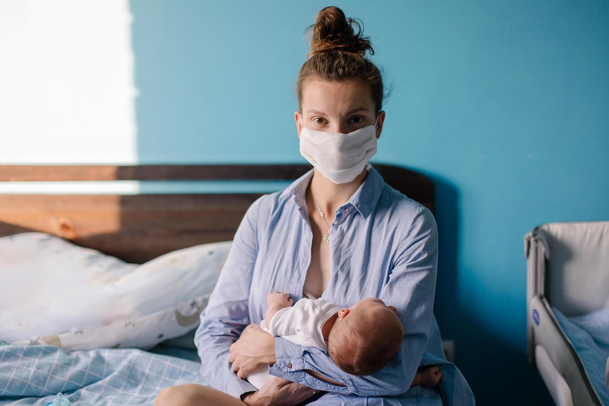 Pandemian aikaisen vanhempien stressin ja maskien käytön on arveltu voivan vaikuttaa lasten kehitykseen. Kuva: Shutterstock