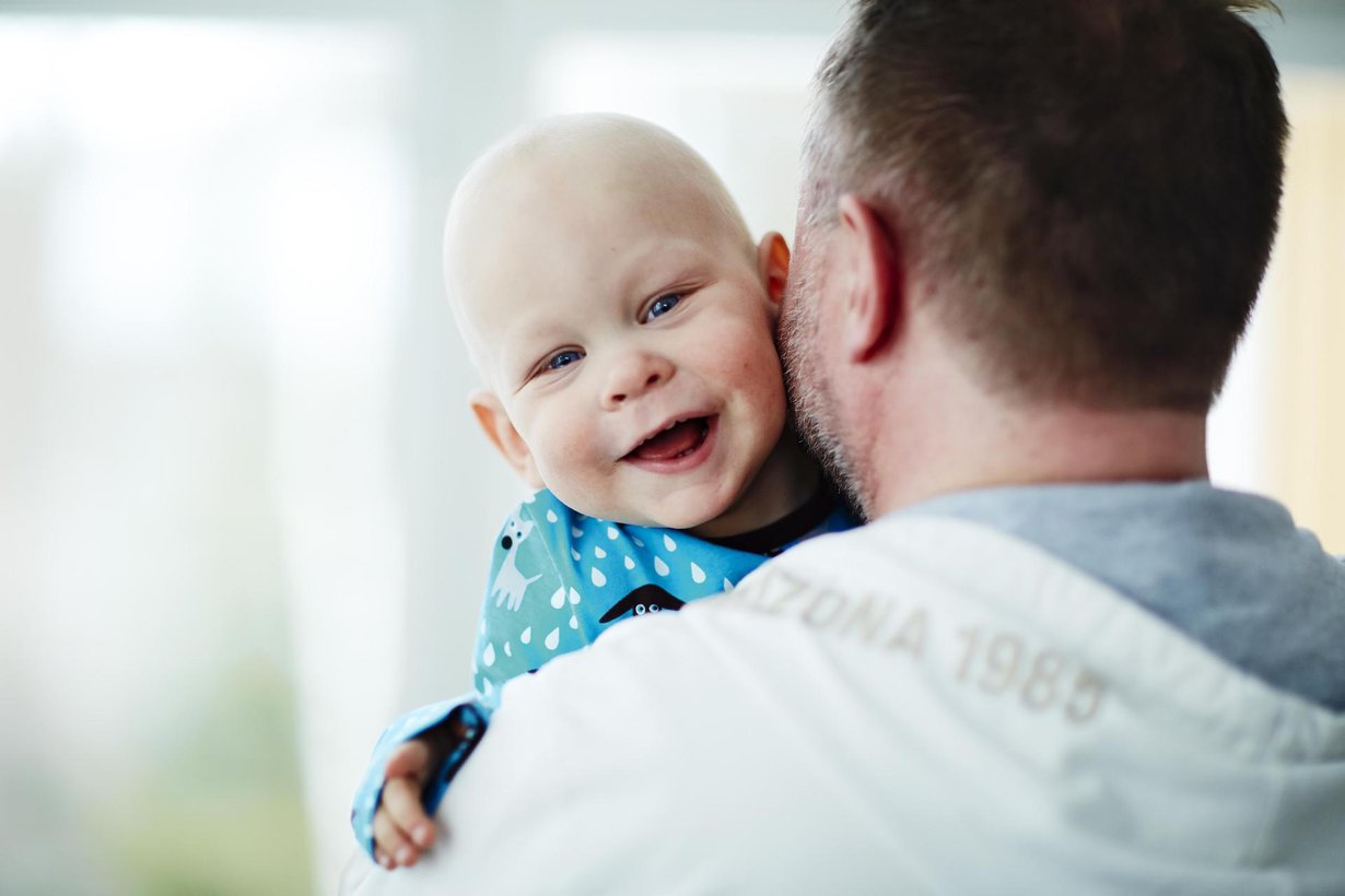 Isät kohtelevat tyttäriään ja poikiaan eri tavoin jo aivan pienestä. Kuva: Piia Arnould
