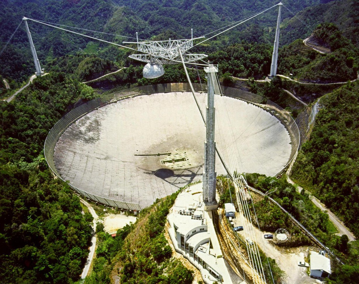 Arecibon teleskooppi Puerto Ricossa havainnoi avaruudesta kantautuvia radioaaltoja. Kuva: H. Schweiker/WIYN ja NOAO/AURA/NSF