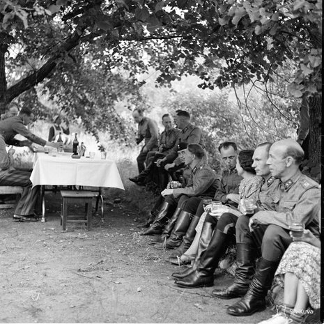 Olavin päivän kahvit 29.7.1941 olivat erilaiset. Jatkosota oli syttynyt 25.6. Kuva: <span class="photographer">SA-kuva</span>