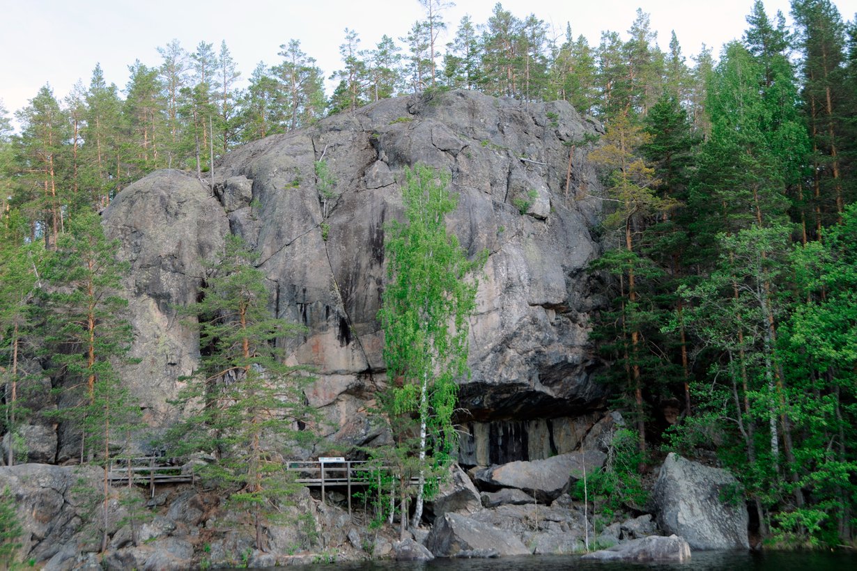 Astuvansalmen maalauskallion muodoista syntyvät ihmiskasvot. Ei ihme, että sitä pidettiin henkiolentojen kotina. Kuva: Antti Lahelma
