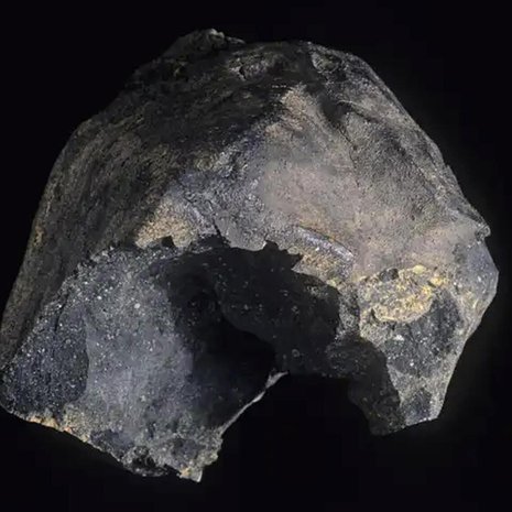 Murchisonin meteoriitti iskeytyi Australiaan vuonna 1969. Siitä otettuja näytteitä tutkittiin nyt uusilla laitteilla ja hienovaraisilla menetelmillä. Kuva. The Natural History Museum Smithsonian