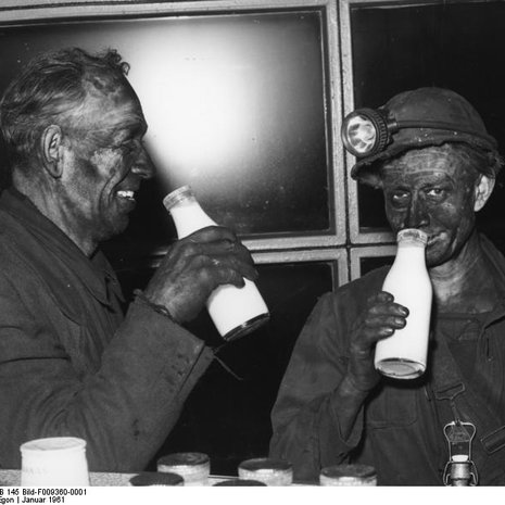 Maito maistui kaivosmiehille Essenissä 1961. Kaivoksessa saa vielä vähemmän aurinkoa kuin Pohjolassa, mutta maidossa on D-vitamiinia. Kuva: <span class="photographer">Egon Steiner / Deutsches Bundesarchiv / Wikimedia Commons</span>