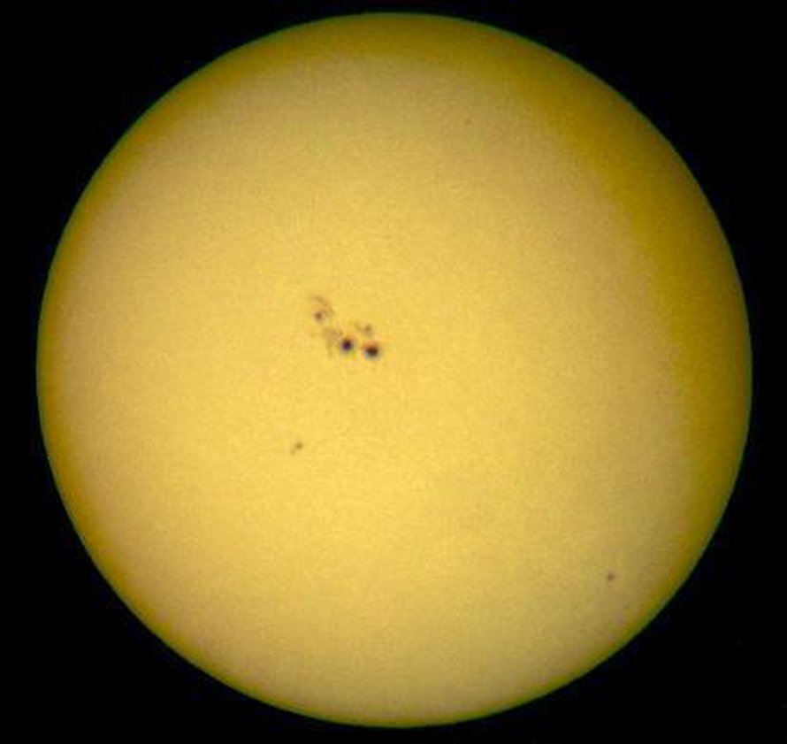 Aurinko pilkkuineen. Kuva: <span class="photographer"><A HREF=http://fi.wikipedia.org/wiki/Kuva:Sun_projection_with_spotting-scope_large.jpg>Wikimedia Commons</A></span>