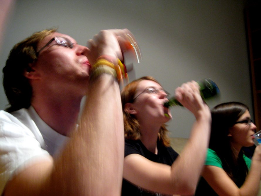 Tilastokeskuksen mukaan suomalaiset joivat 2012 puhdasta alkoholia keskimäärin 7,8 litraa henkeä kohden - lähes puoli litraa vähemmän kuin vuotta aiemmin. Kuva: <span class="photographer">Wikimedia Commons.</span>